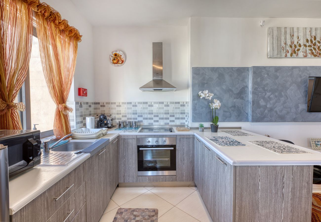 Apartamento en Luqa - Charming 2 bedroom penthouse, sun terrace AAZZ1-1