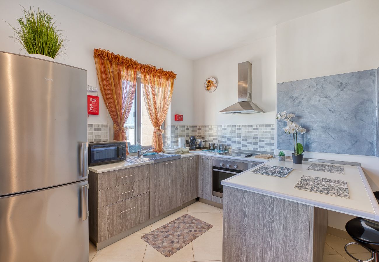 Apartamento en Luqa - Charming 2 bedroom penthouse, sun terrace AAZZ1-1