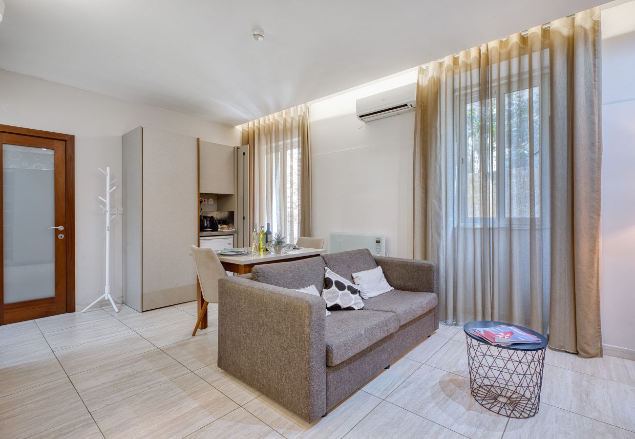 Apartamento en Sliema - Spacious studio with balcony in Sliema GOTWN1