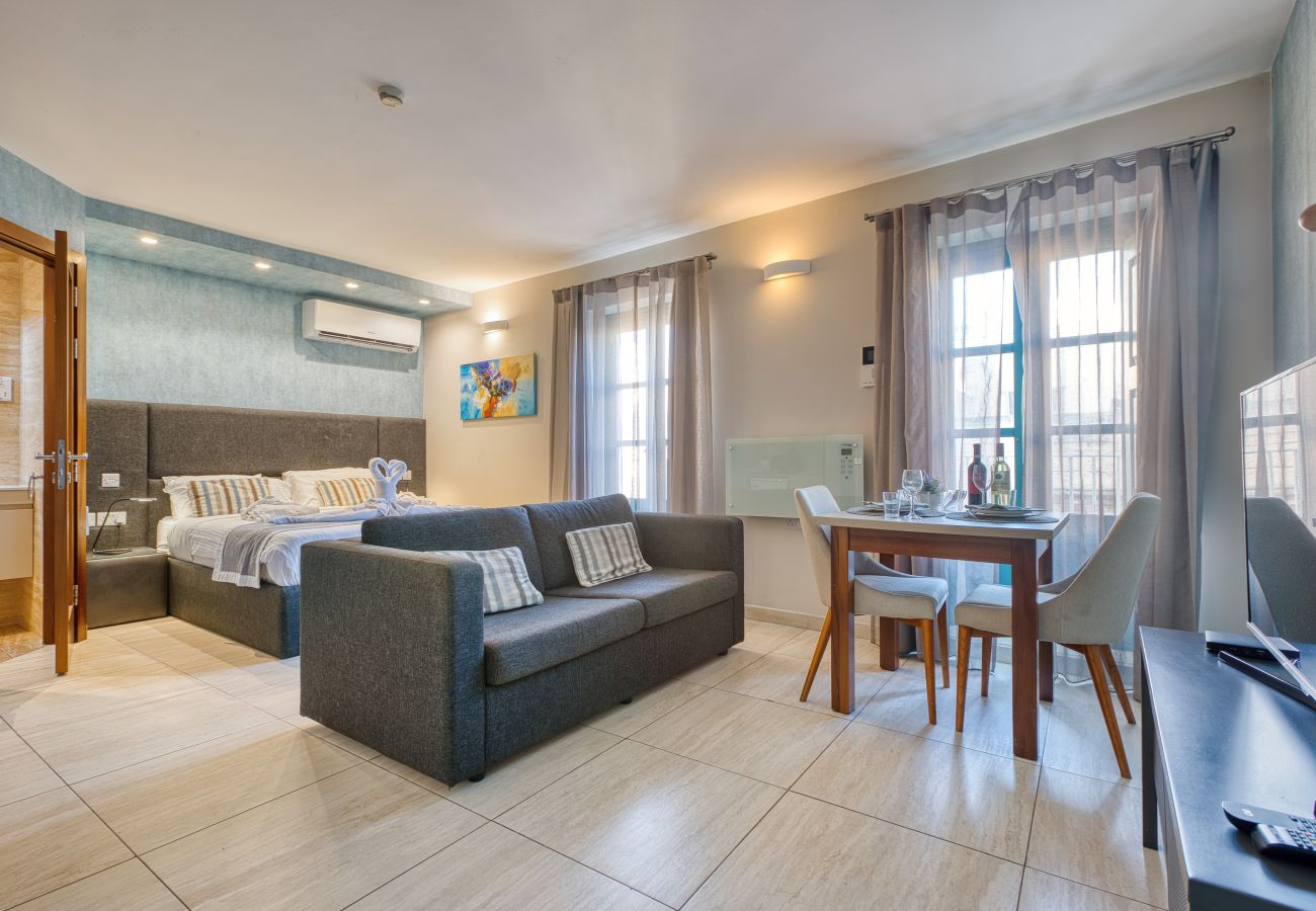 Apartamento en Sliema - Large studio with balcony & shared terrace GOTWN4