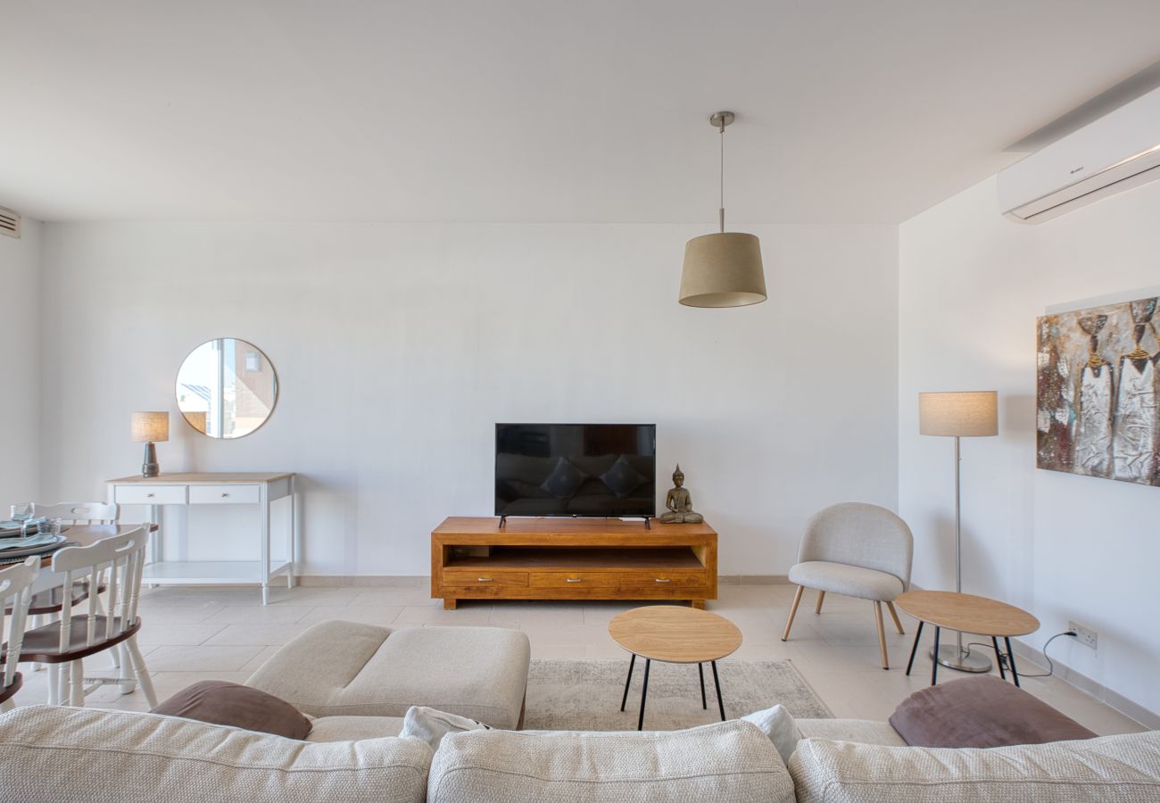 Apartamento en Ghaxaq  - Bright & airy 3 bedroom flat with balcony LAGI1-1