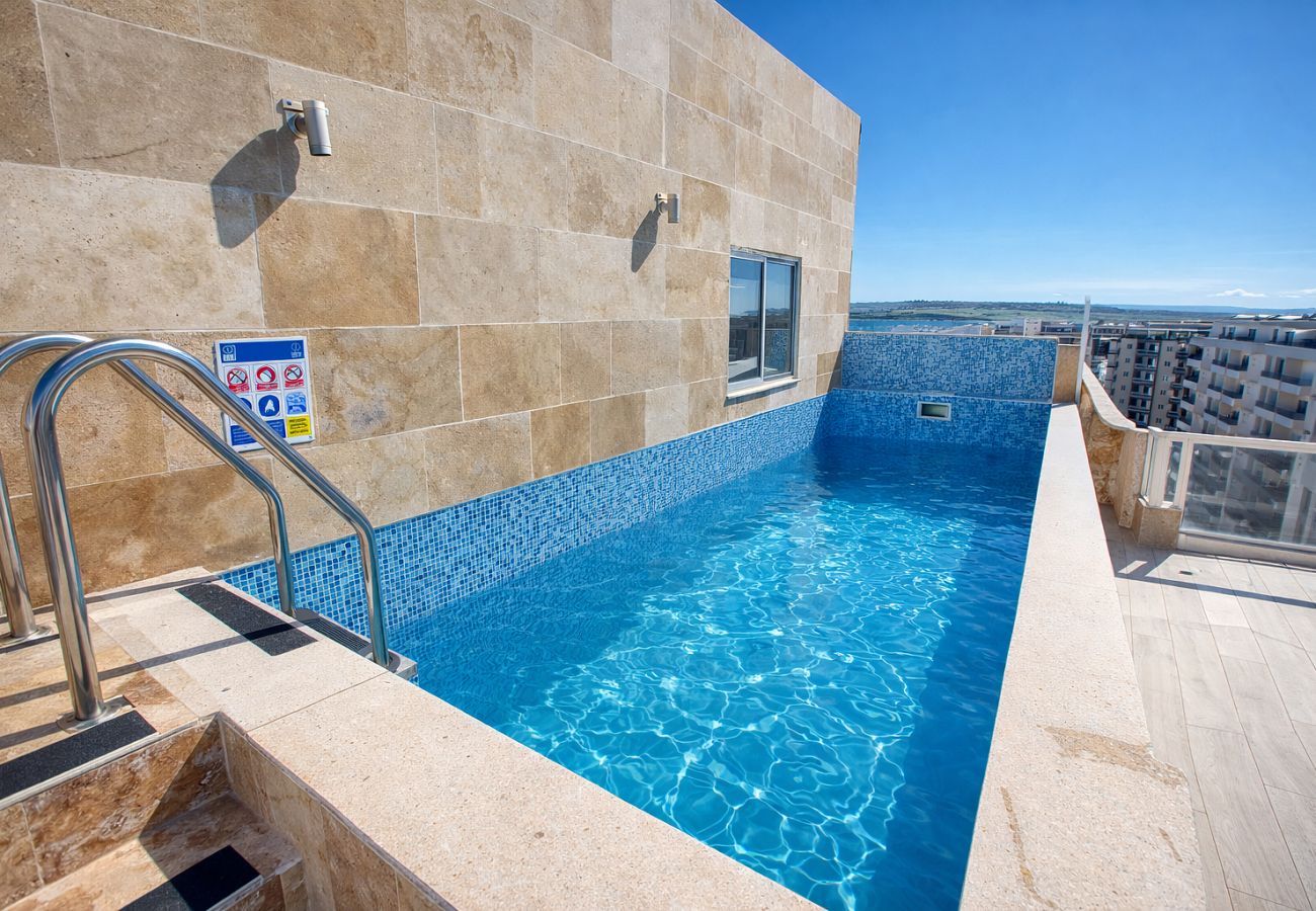 Apartamento en St. Paul’s Bay - Luxury penthouse with private pool, sea views LFER1-1