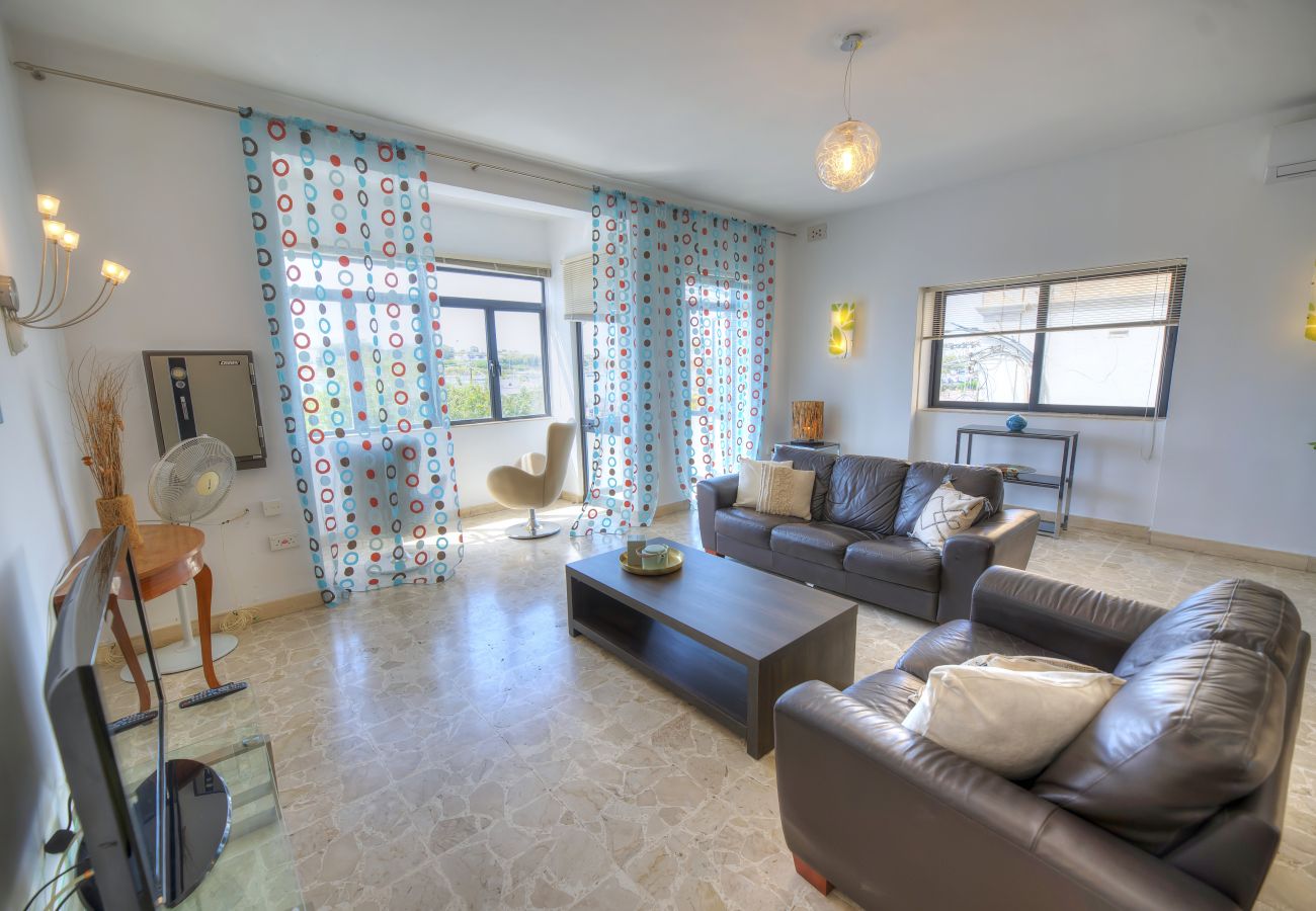 Appartement à Sliema - Enormous 3bedroom seafront with balcony PDEH1-1