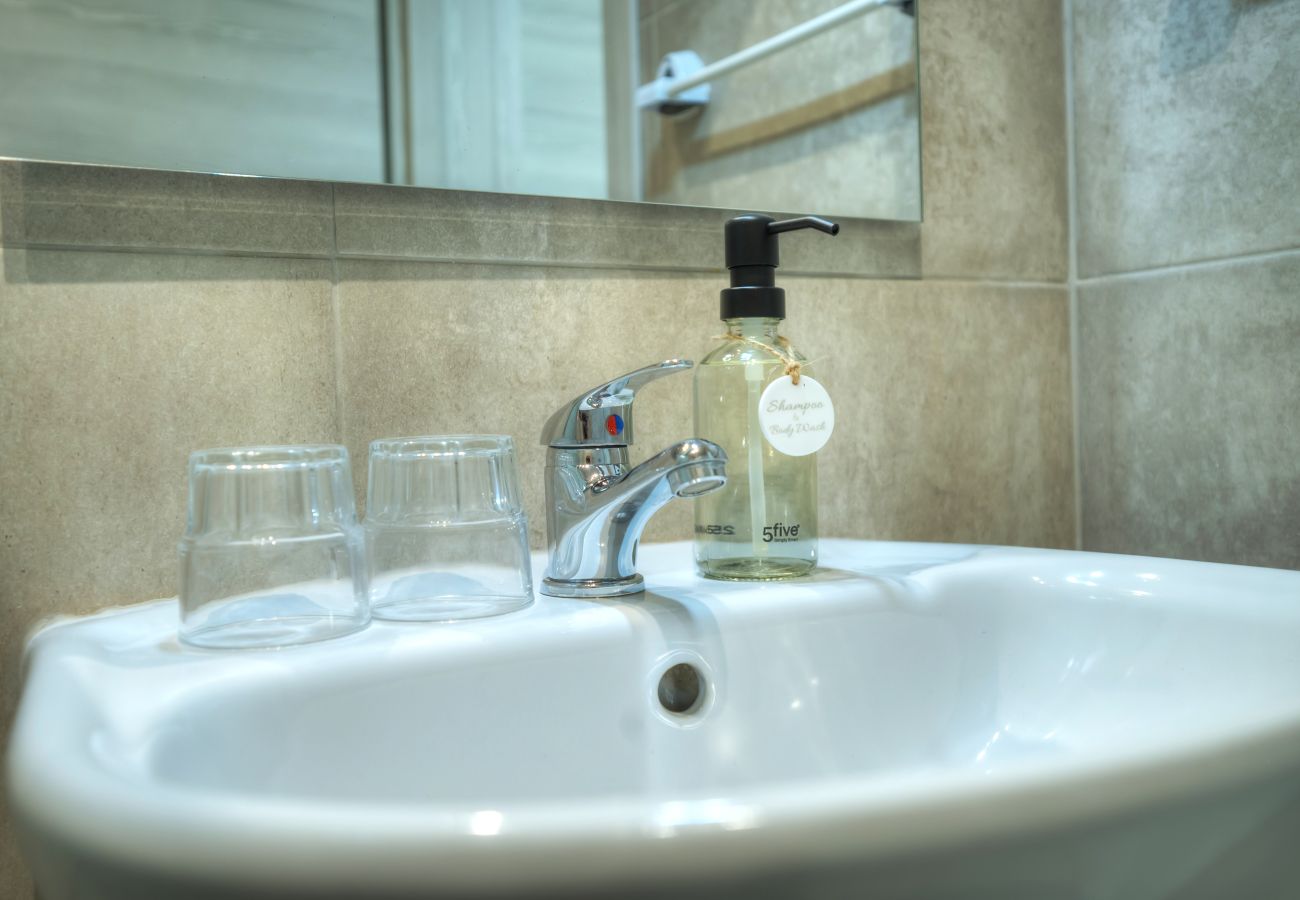 Appartement à Gzira - Seafront 2 bedroom with balcony & jacuzzi GOGZR-6