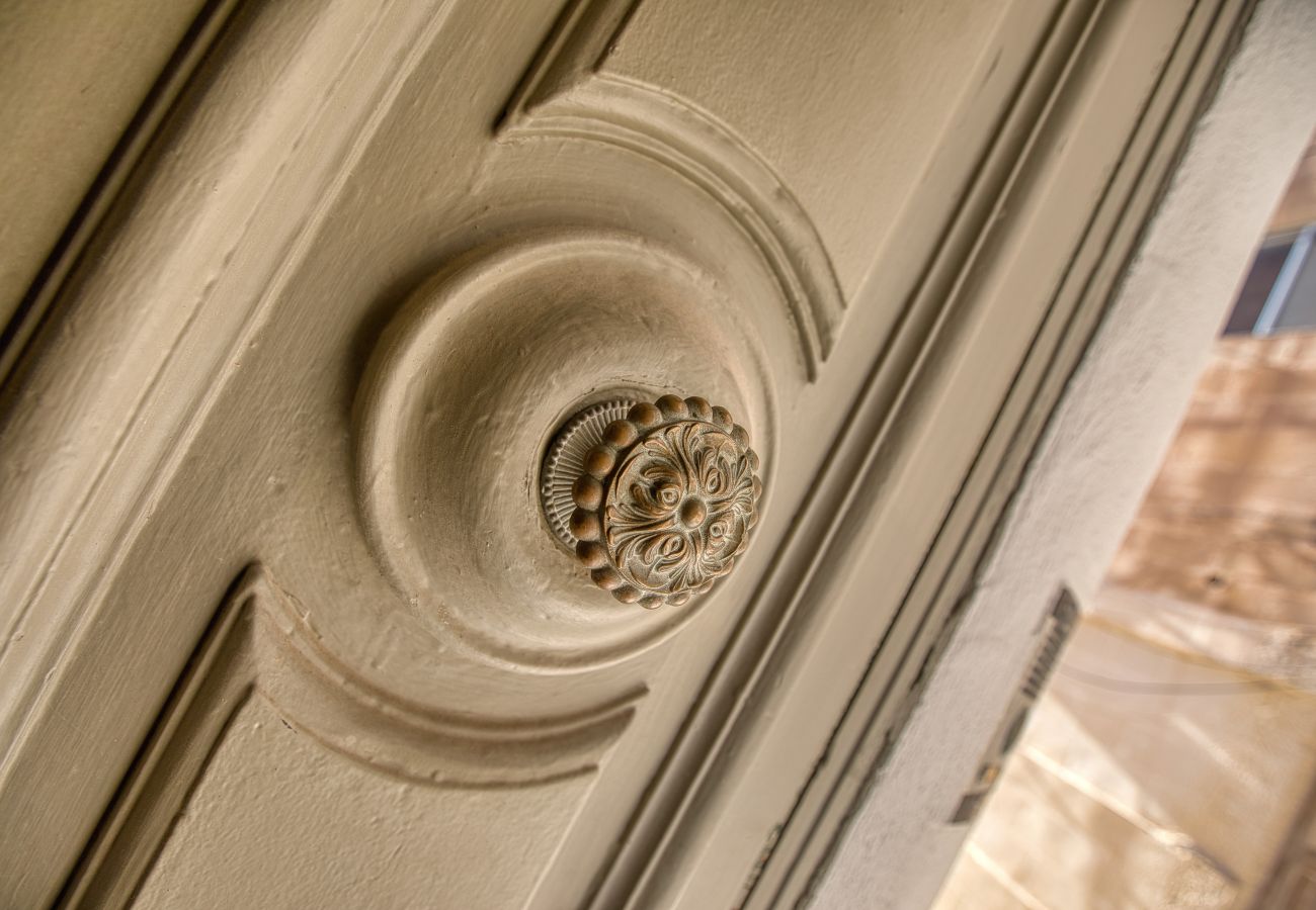 Appartement à L-Isla - Plush one bedroom flat, sea view balcony LMAC1-1