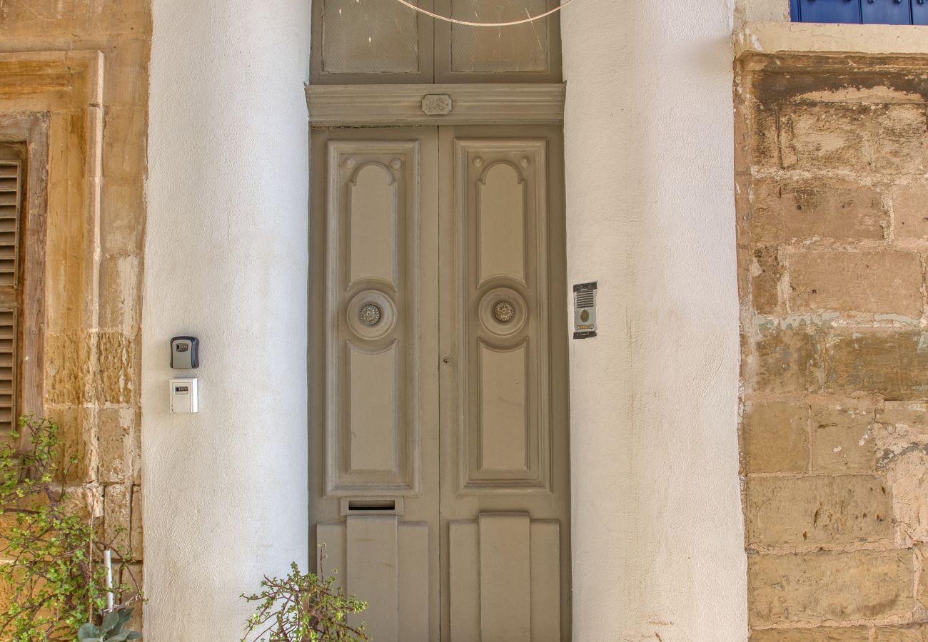 Appartement à L-Isla - Plush one bedroom flat, sea view balcony LMAC1-1