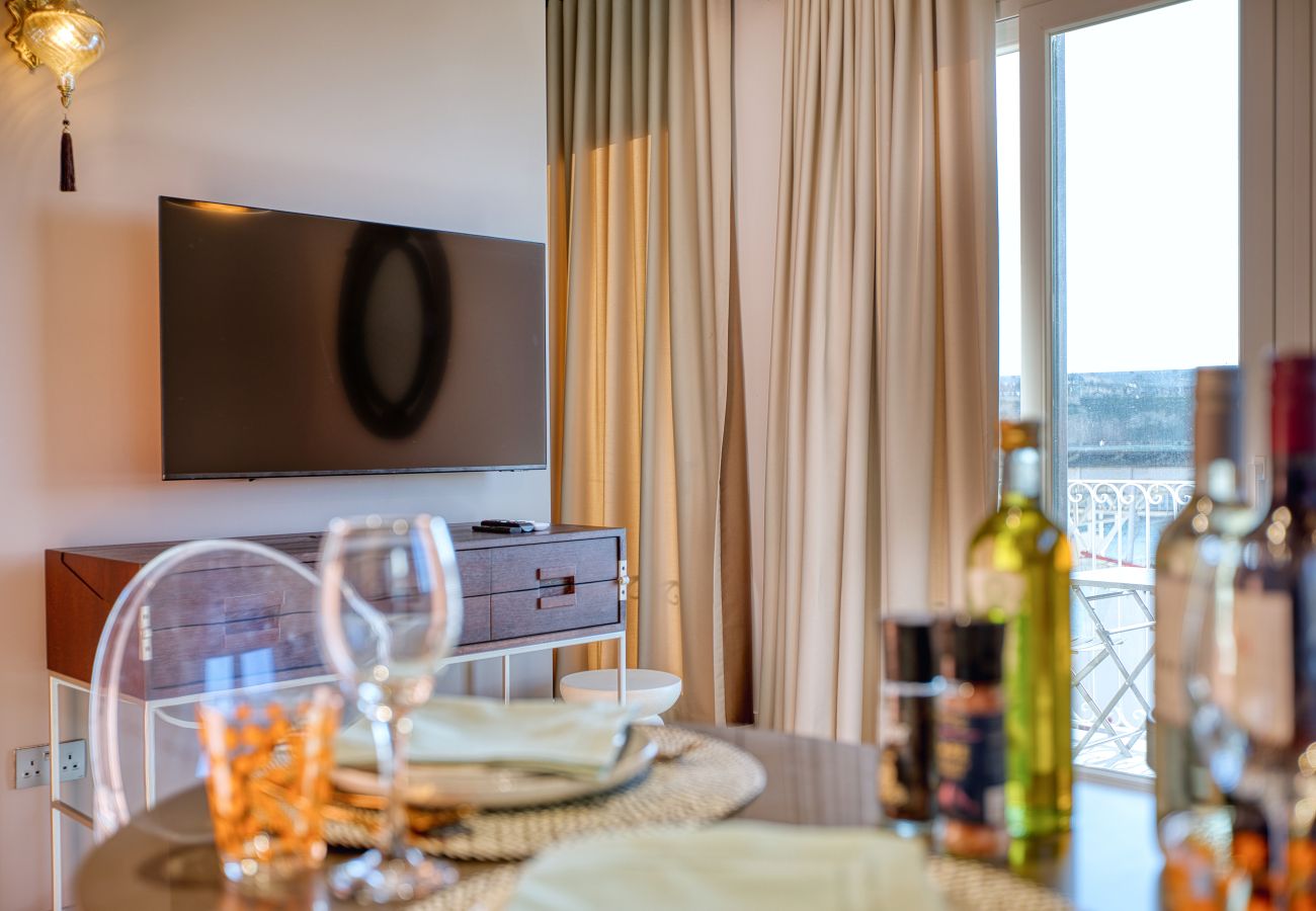 Appartement à L-Isla - Plush one bedroom flat, sea view balcony LMAC1-1