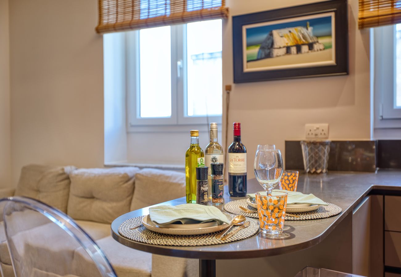 Appartement à L-Isla - Plush one bedroom flat, sea view balcony LMAC1-1