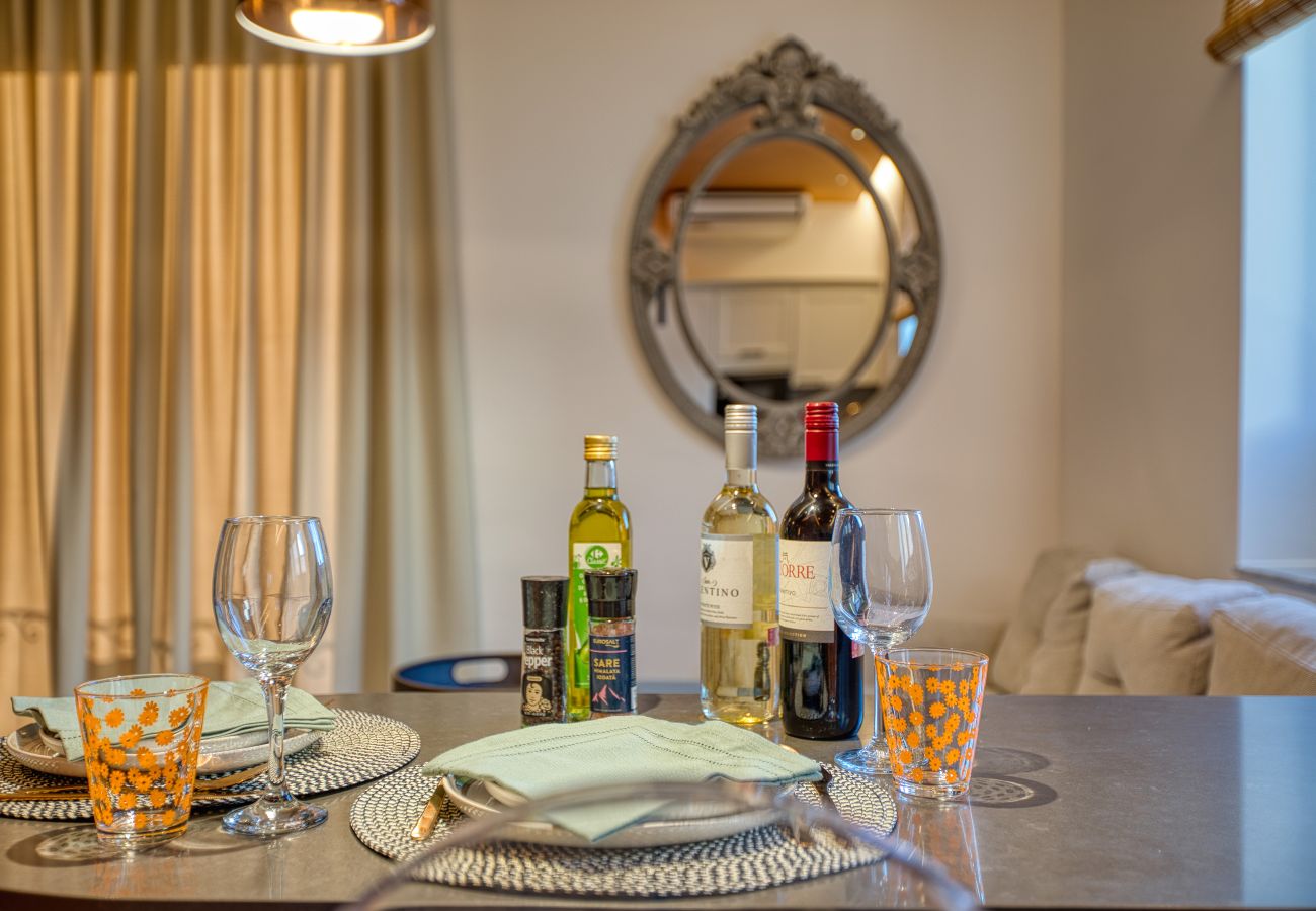 Appartement à L-Isla - Plush one bedroom flat, sea view balcony LMAC1-1