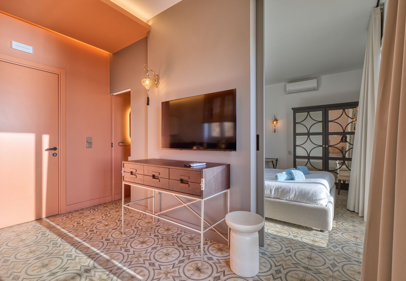 Appartement à L-Isla - Plush one bedroom flat, sea view balcony LMAC1-1