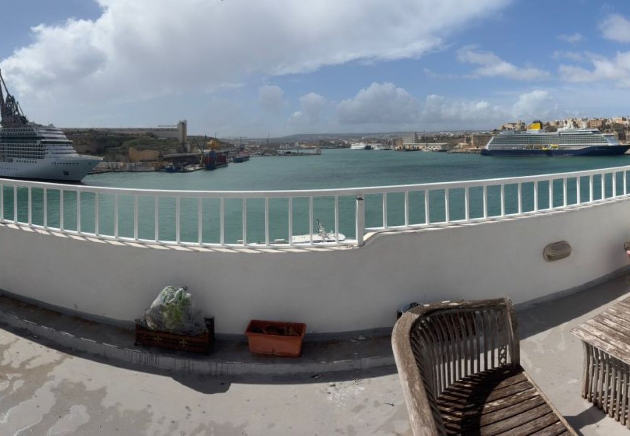 Appartement à L-Isla - Plush one bedroom flat, sea view balcony LMAC1-1
