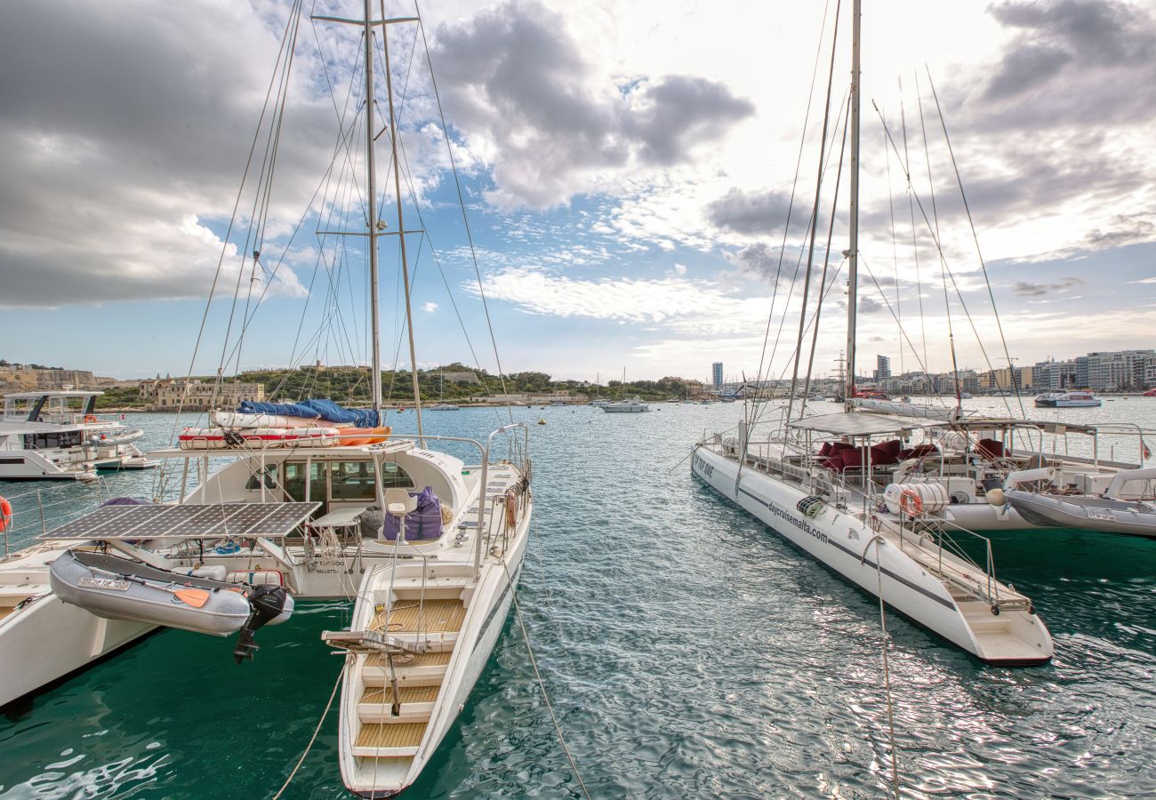 Appartement à Sliema - Charming 2bedroom flat, creek view balcony EMAG1-1