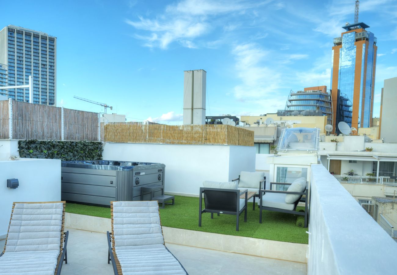 Appartement à St Julian's - Luxury seaview penthouse,roof terrace,hot tub YVAN1-1