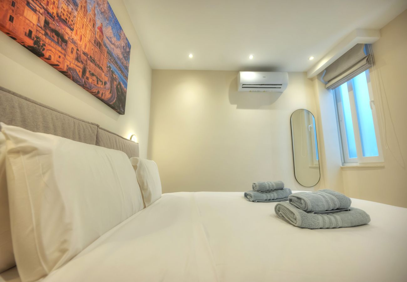 Appartement à St Julian's - Luxury seaview penthouse,roof terrace,hot tub YVAN1-1