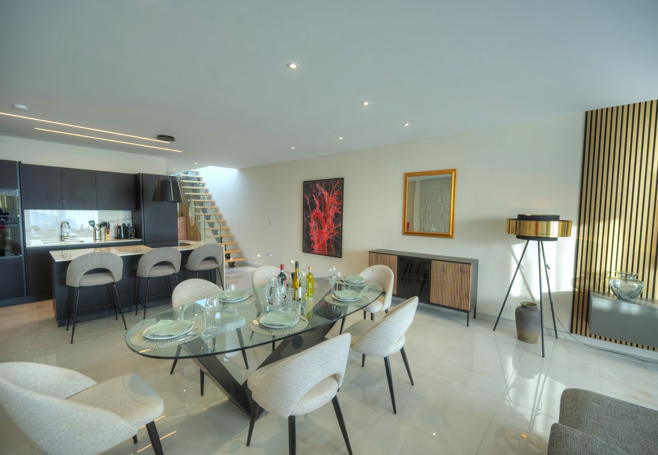 Appartement à St Julian's - Luxury seaview penthouse,roof terrace,hot tub YVAN1-1