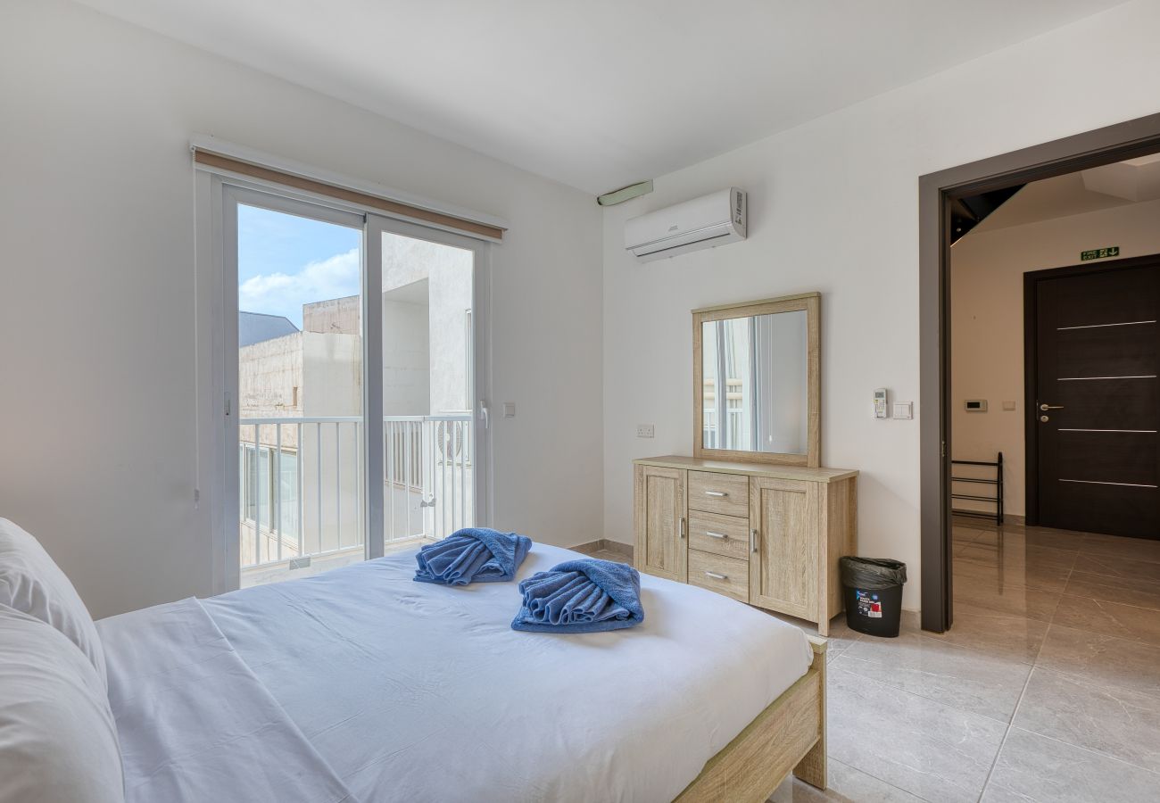 Appartement à Swieqi - Luxury duplex apartment, sun terrace, jacuzzi SDIN1-1