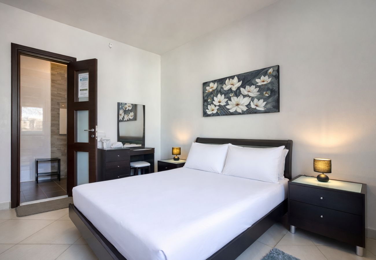 Appartement à Luqa - Charming 2 bedroom penthouse, sun terrace AAZZ1-1