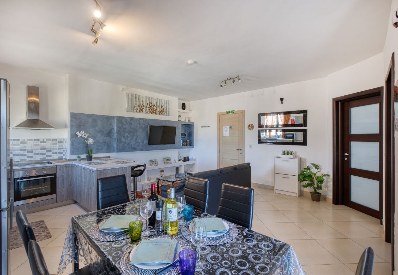 Appartement à Luqa - Charming 2 bedroom penthouse, sun terrace AAZZ1-1