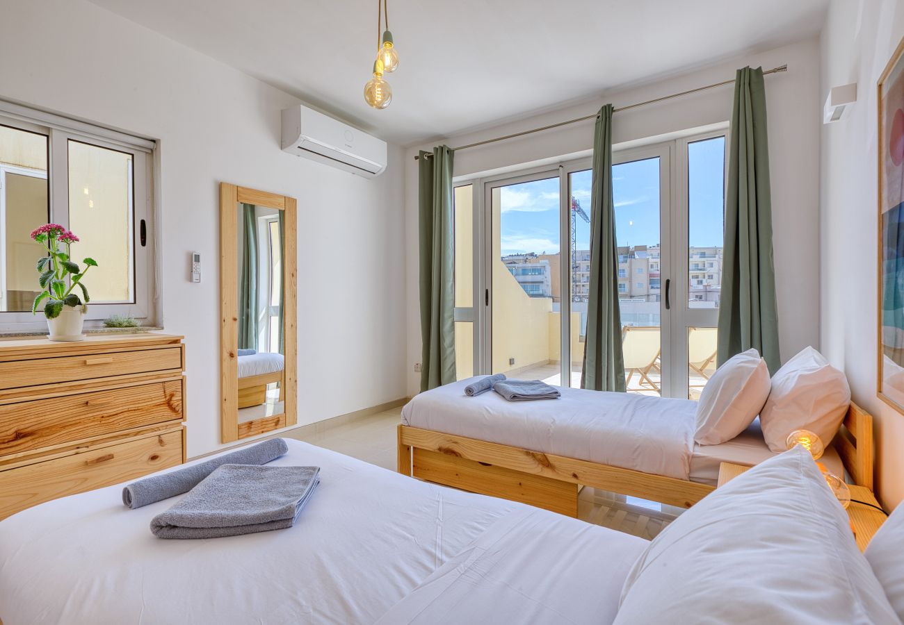 Appartement à Swieqi - Charming bright penthouse with 3 Terraces JCUT2-1