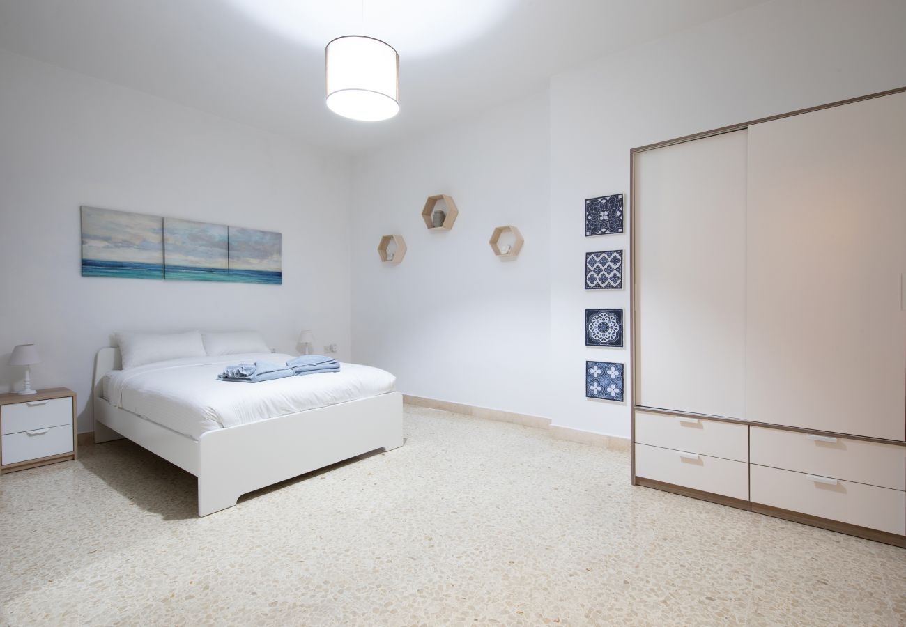 Apartment in Sliema - Large 3bedroom apartment near rocky beach MCRE1-1