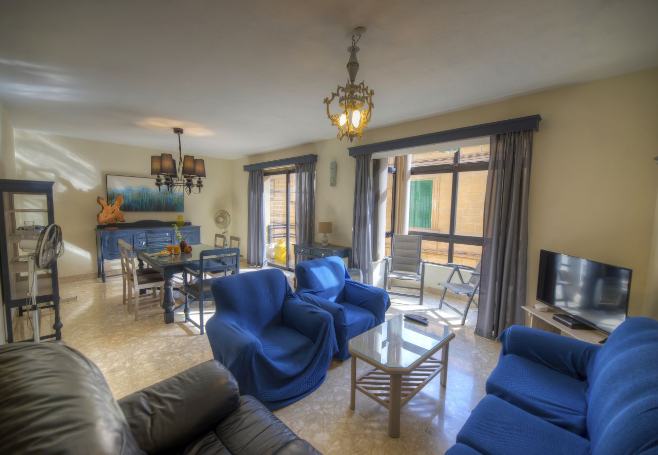 Apartment in Sliema - Large 3bdm flat in the city, near the sea GOSLM-2