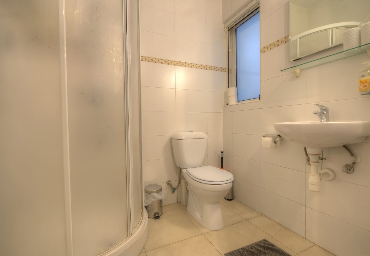 Apartment in St Julian's - Studio apartment seconds from Balluta Bay IPAP1-1