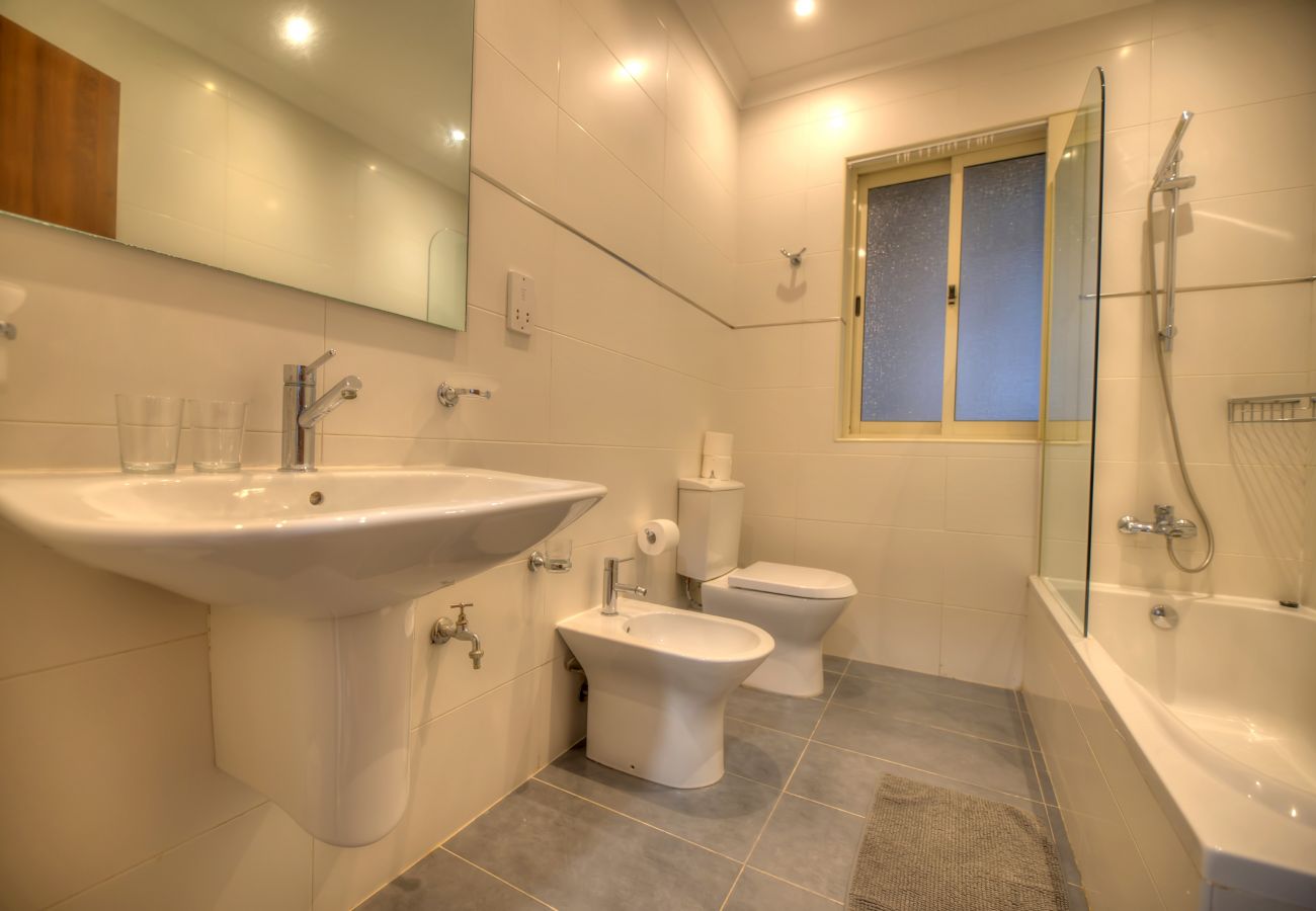 Apartment in Sliema - Seafront apartment in the heart of Sliema MMAI2