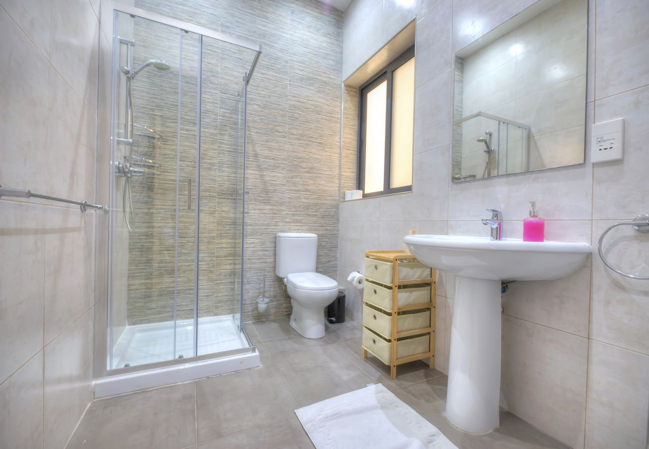 Apartment in Gzira - Tastefully furnished 3beds/3baths, 2balconies WVID1