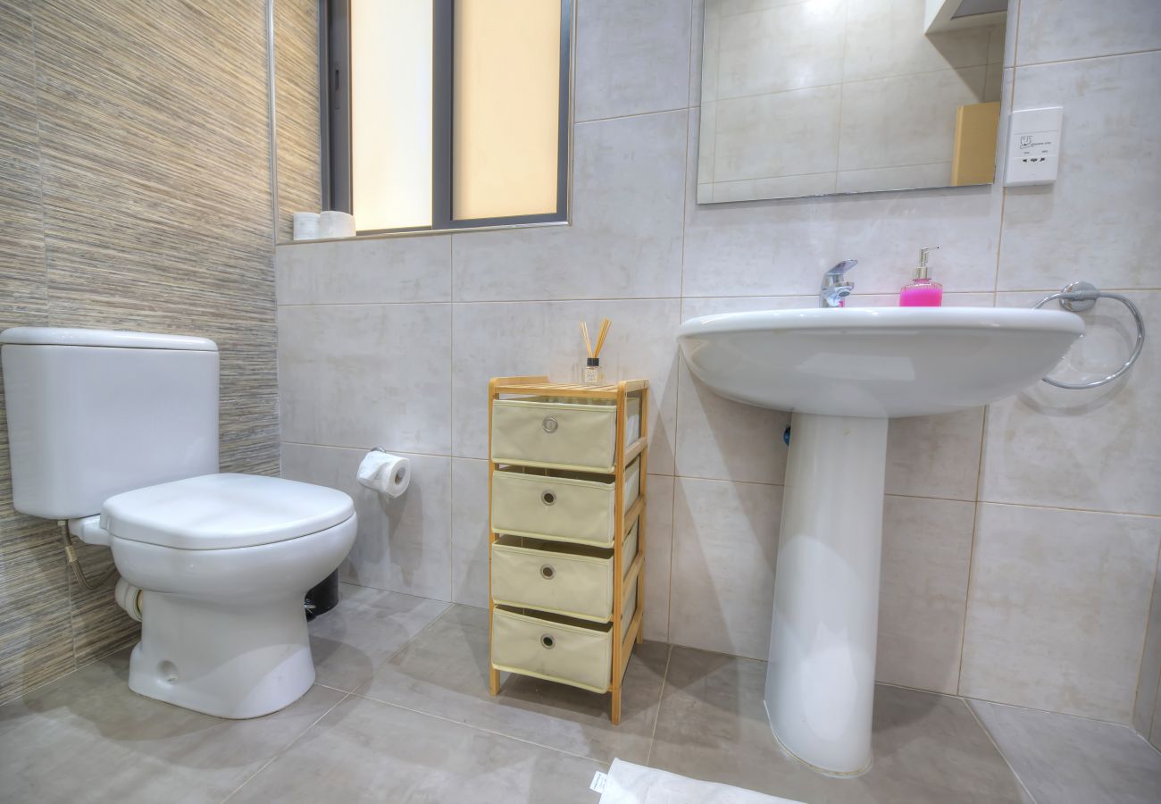 Apartment in Gzira - Tastefully furnished 3beds/3baths, 2balconies WVID1