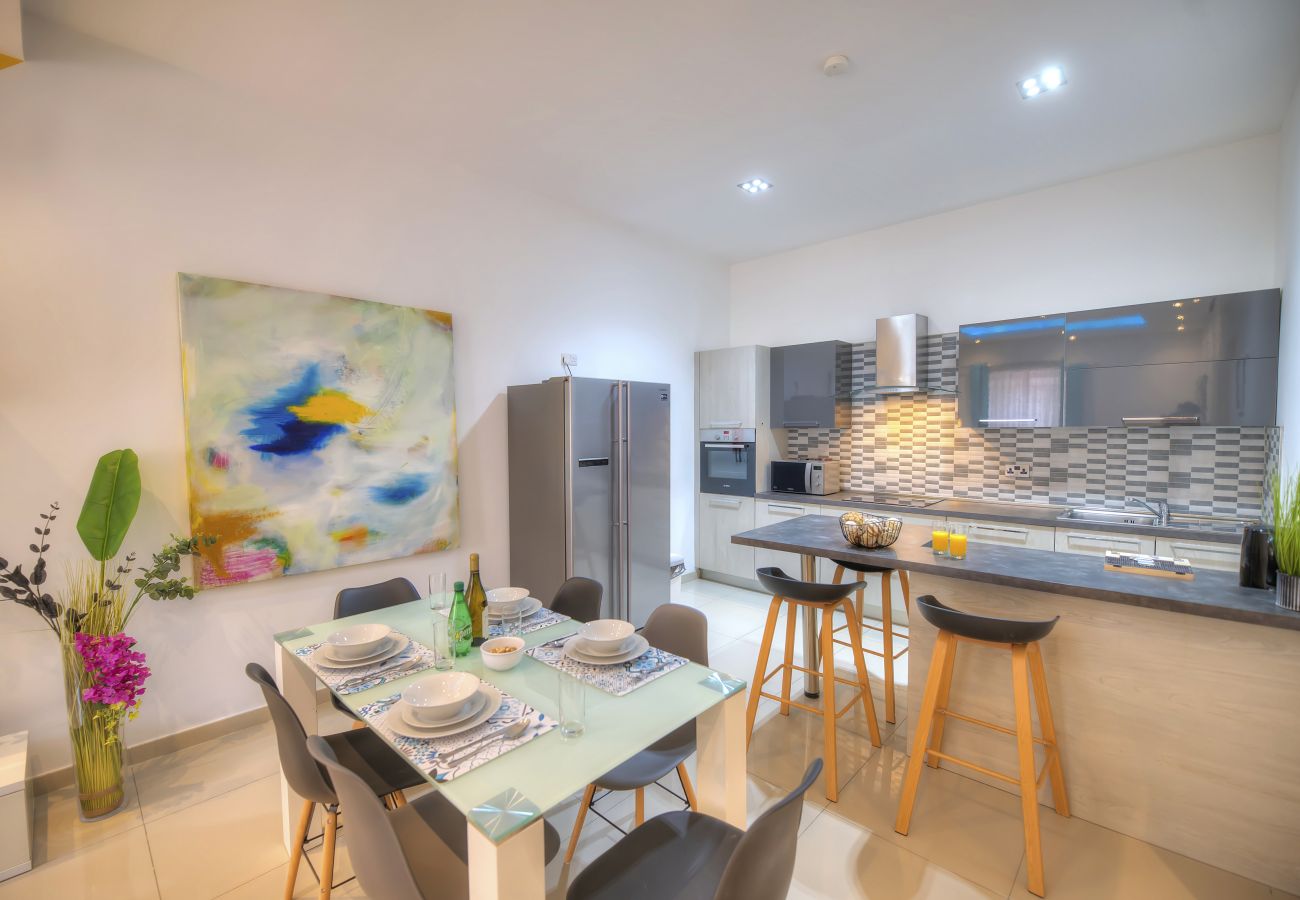 Apartment in Gzira - Tastefully furnished 3beds/3baths, 2balconies WVID1