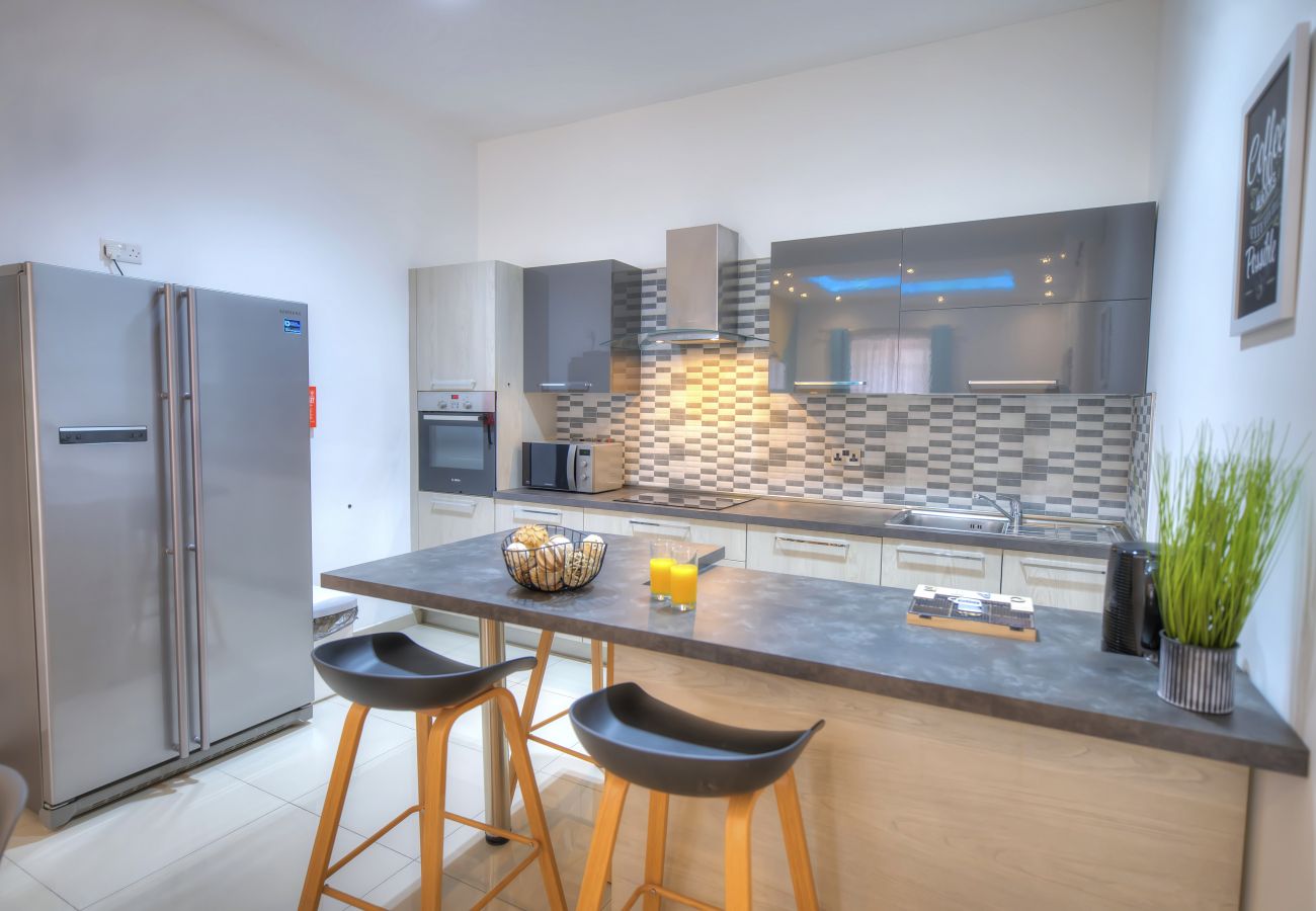 Apartment in Gzira - Tastefully furnished 3beds/3baths, 2balconies WVID1