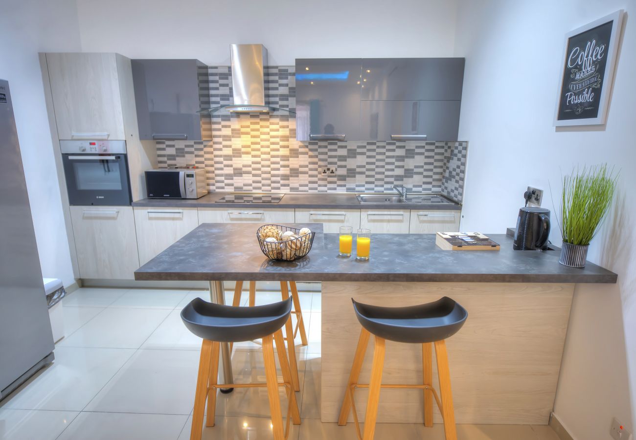 Apartment in Gzira - Tastefully furnished 3beds/3baths, 2balconies WVID1