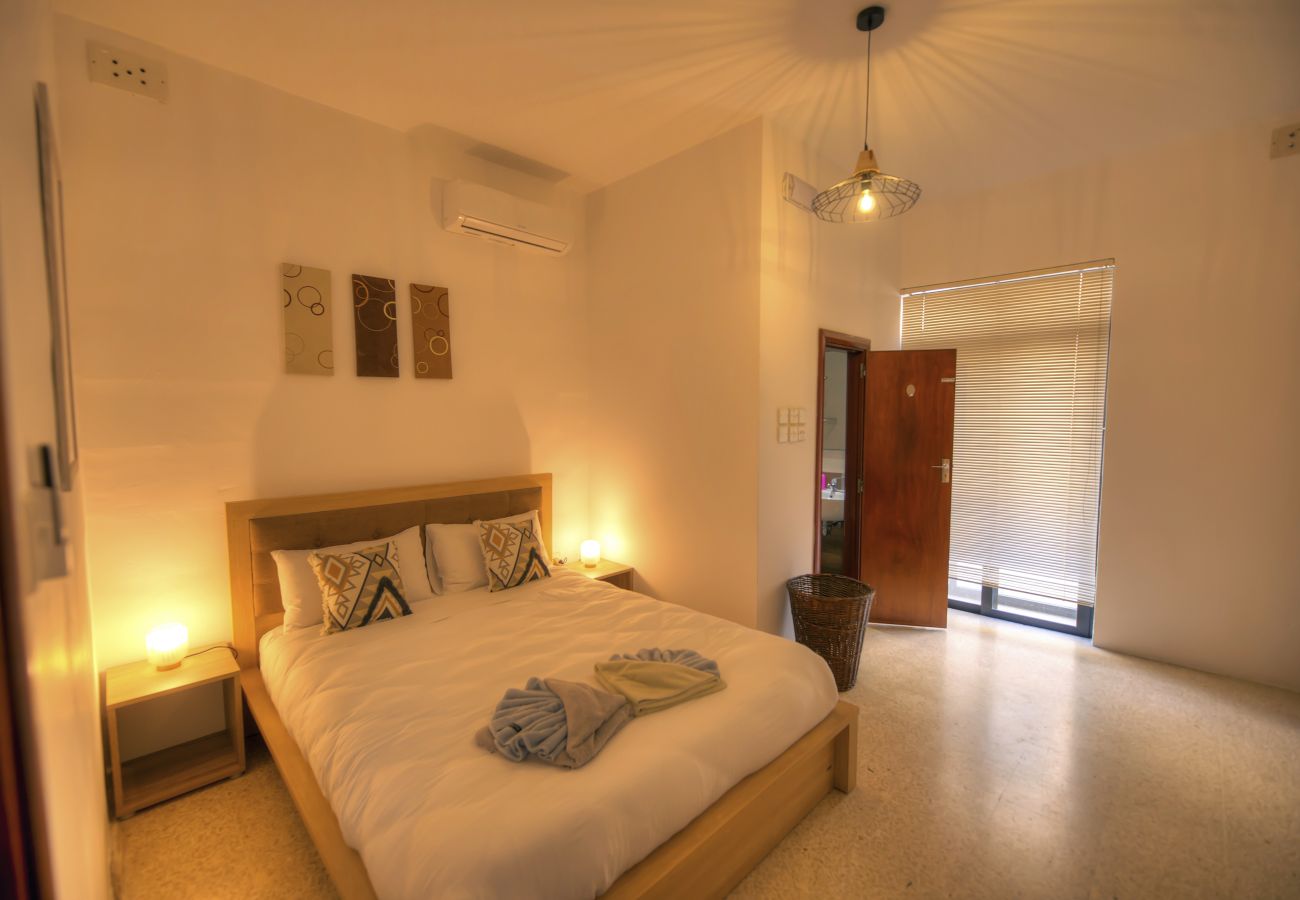 Apartment in Sliema - Enormous 3bedroom seafront with balcony PDEH1-1