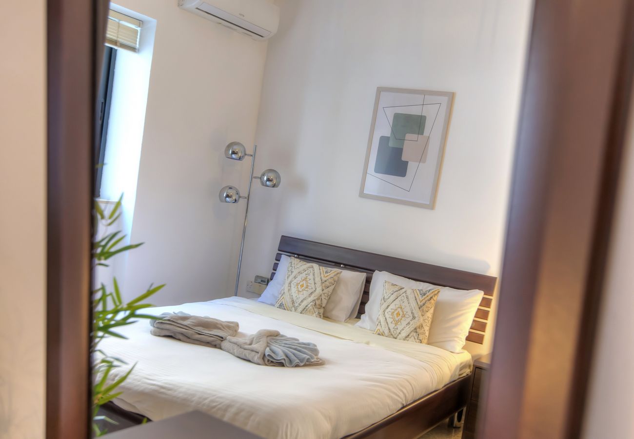 Apartment in Sliema - Enormous 3bedroom seafront with balcony PDEH1-1
