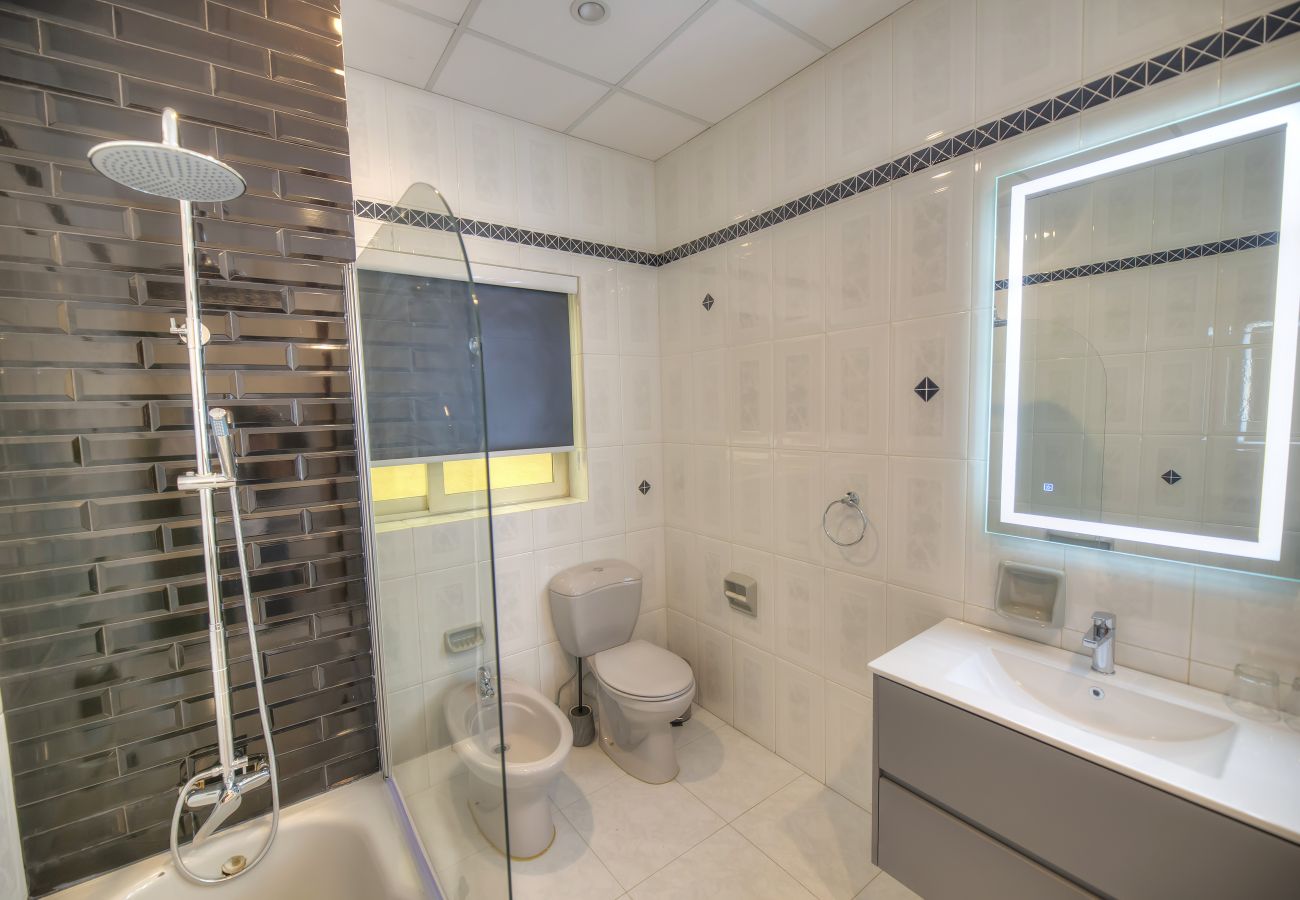 Apartment in Sliema - Beautifully furnished seafront 4 bedrooms GOSLM4