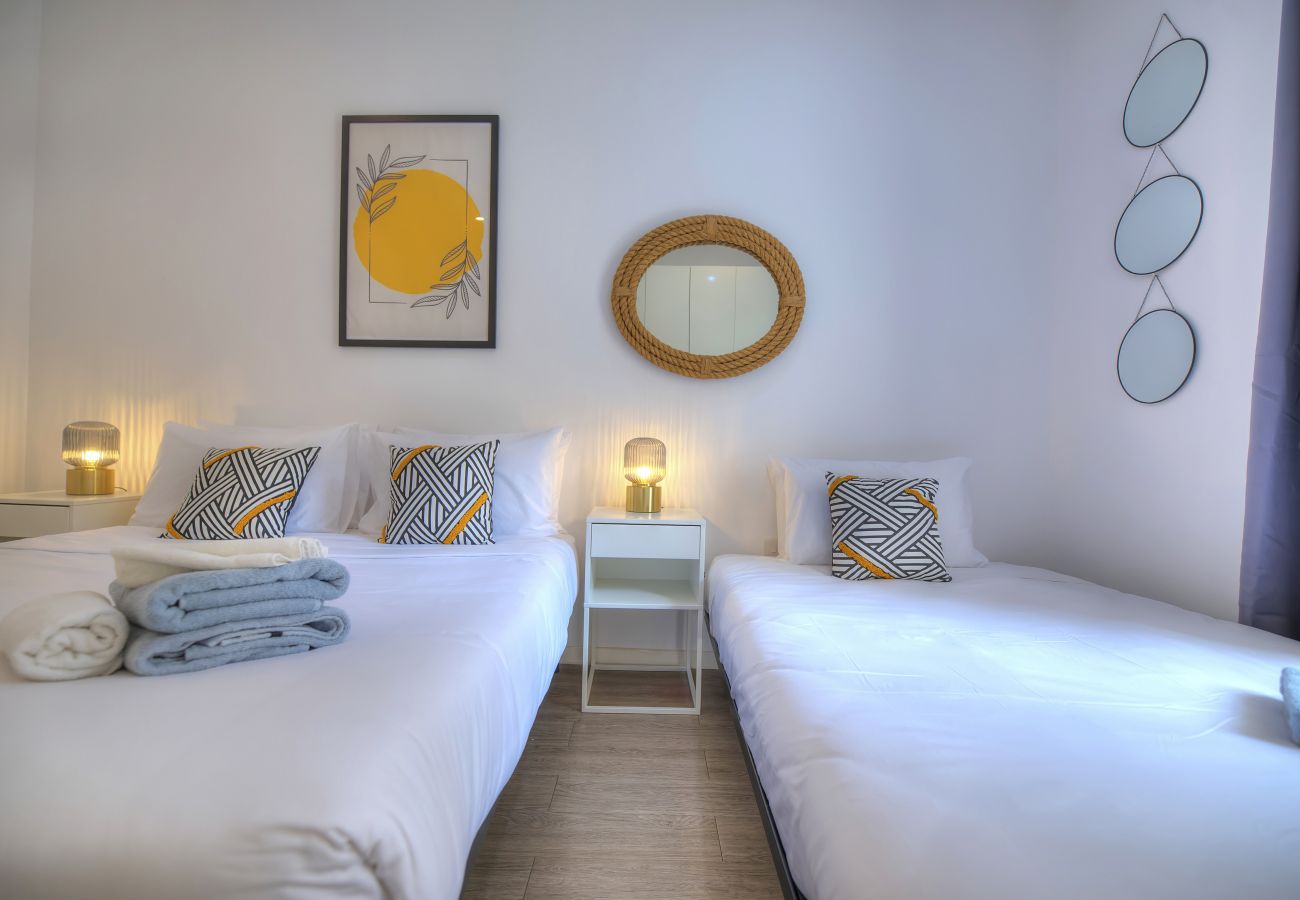 Apartment in Sliema - Spacious 4 bedrooms with sea view balcony GOSLM-3