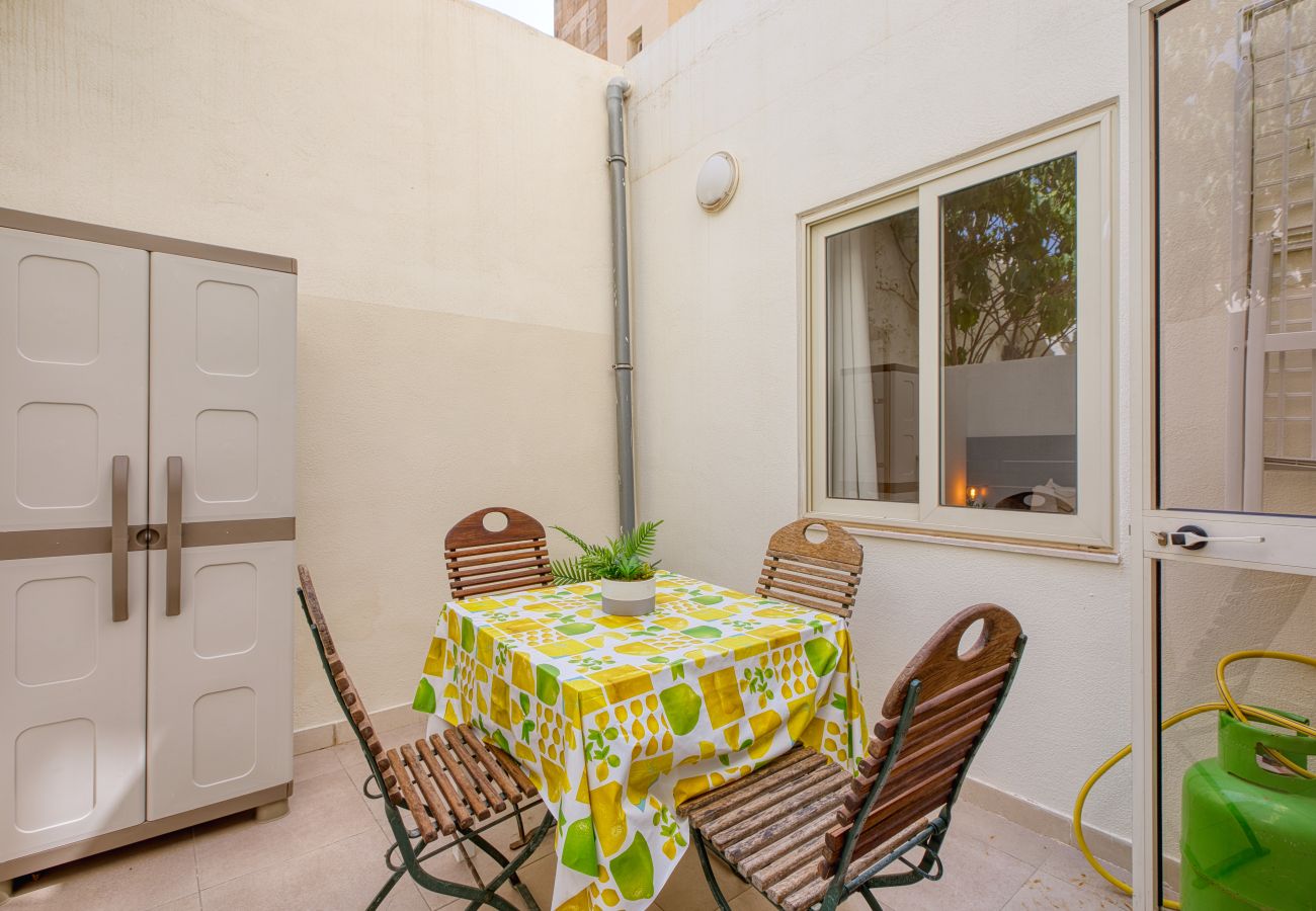 Apartment in St Julian's - Traditional 2 bedroom house with yard SSCH1