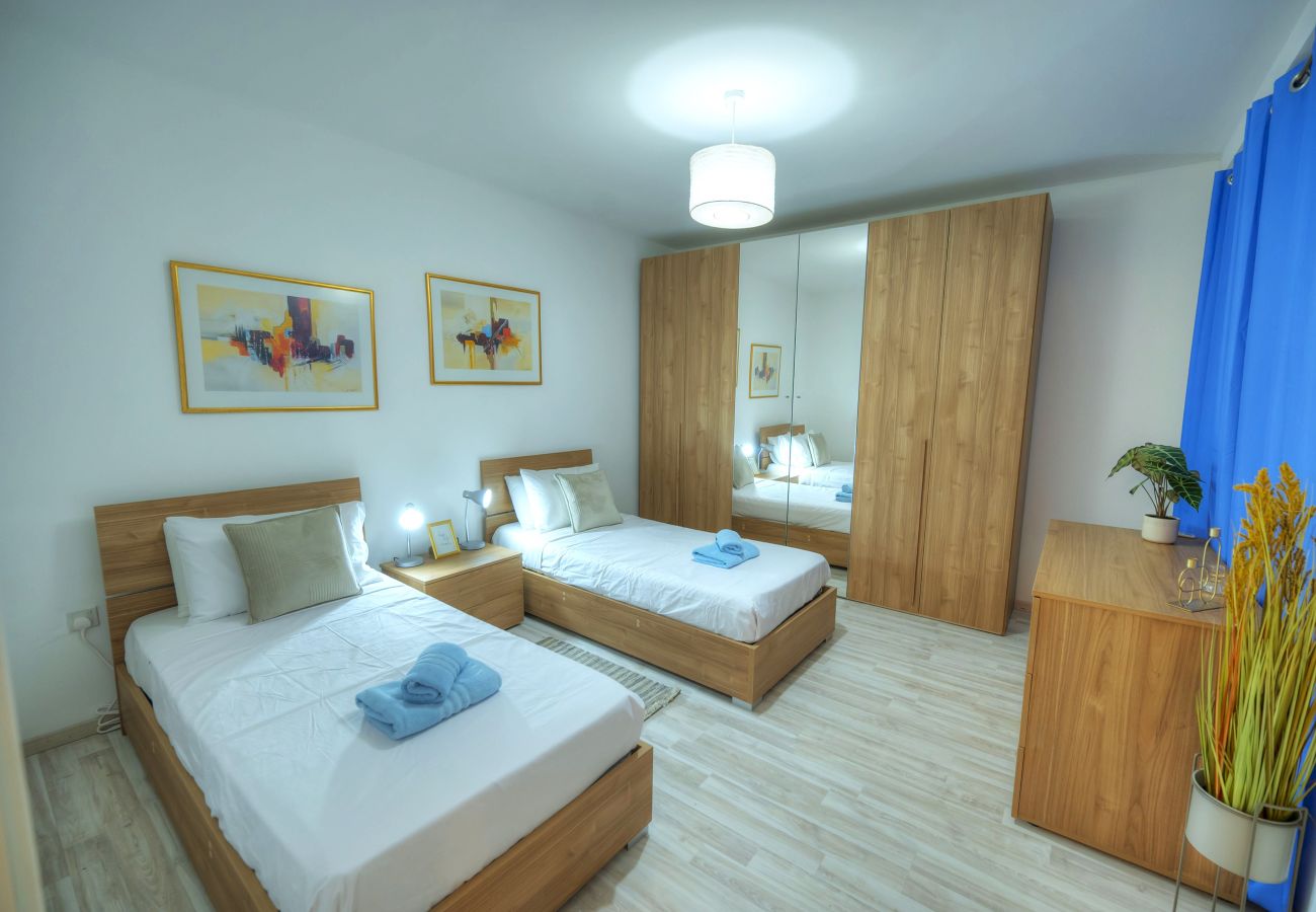 Apartment in Sliema - Spacious seafront 3 bedrooms - balcony GOSLM-7