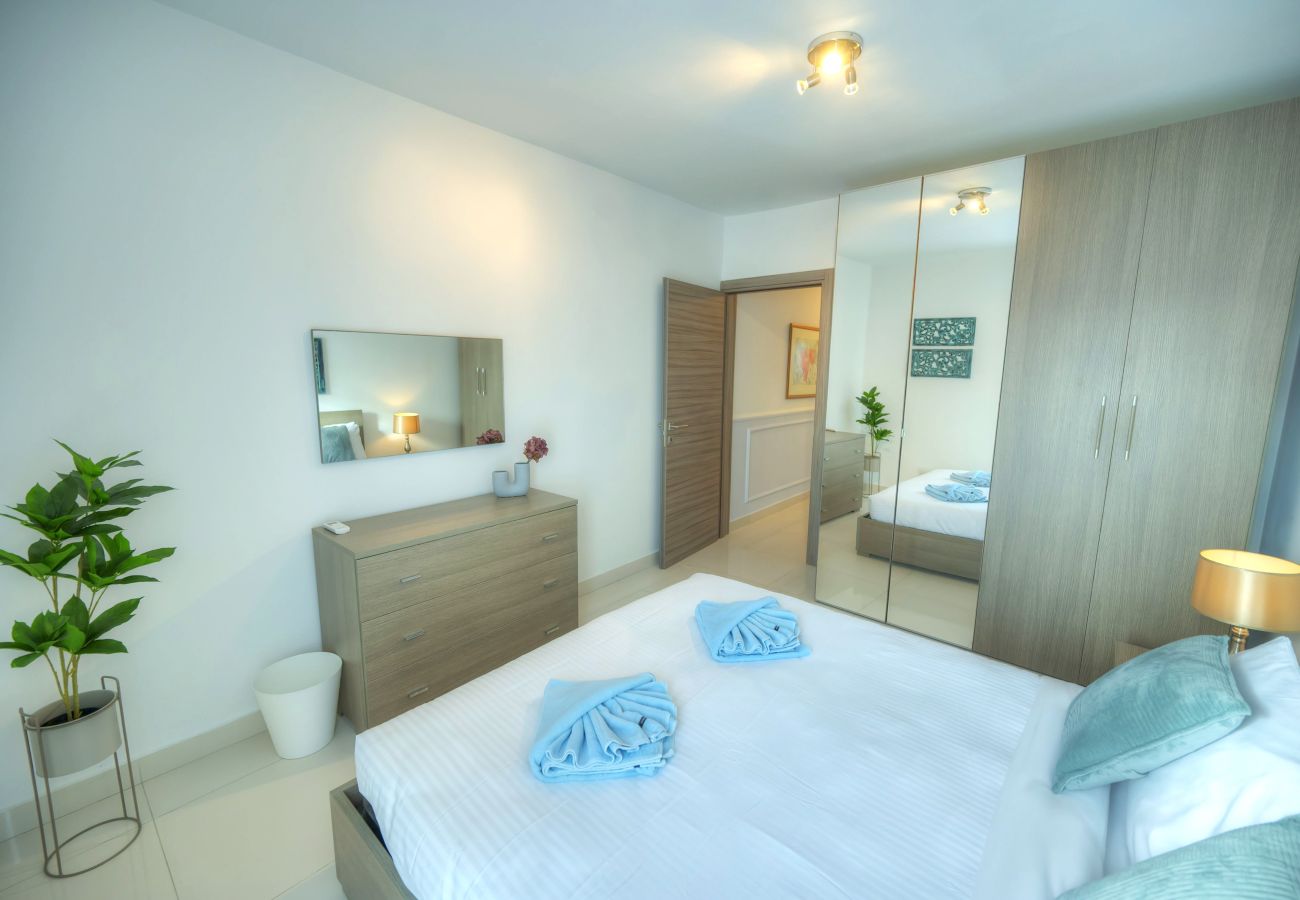 Apartment in Sliema - Modern, large 3bedroom, spectacular views GOSLM-9