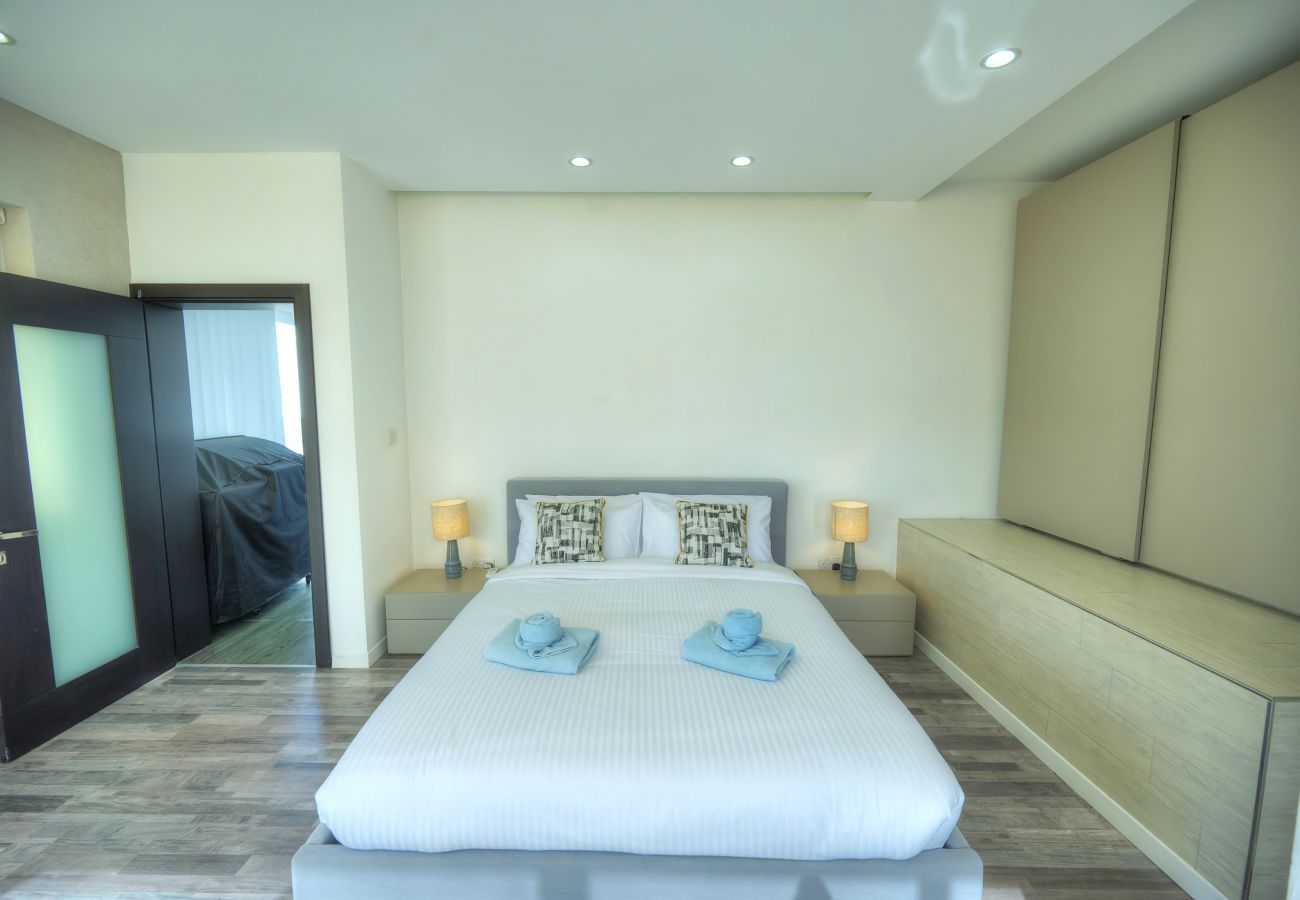 Apartment in Sliema - Roof terrace, Seaview 3 bedroom penthouse GOSLM-11