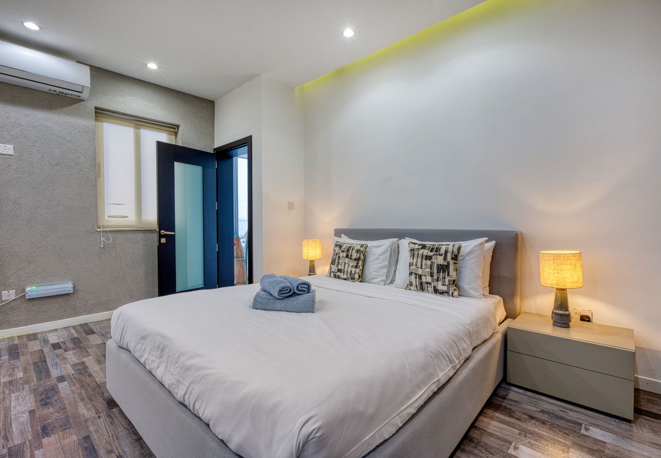 Apartment in Sliema - Roof terrace, Seaview 3 bedroom penthouse GOSLM-11