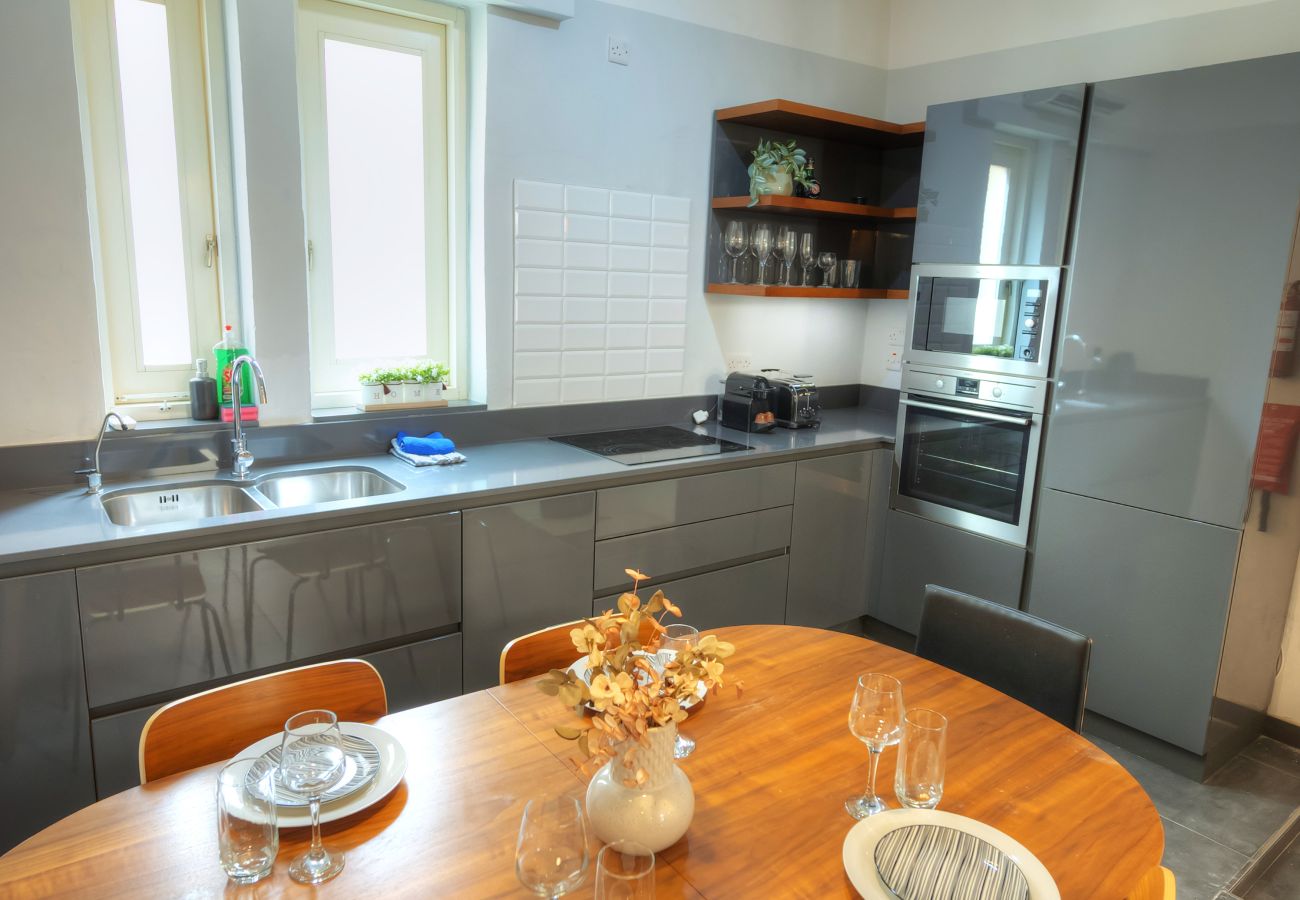 Terraced House in Floriana - Traditional townhouse, terrace near Valletta WENG1-1