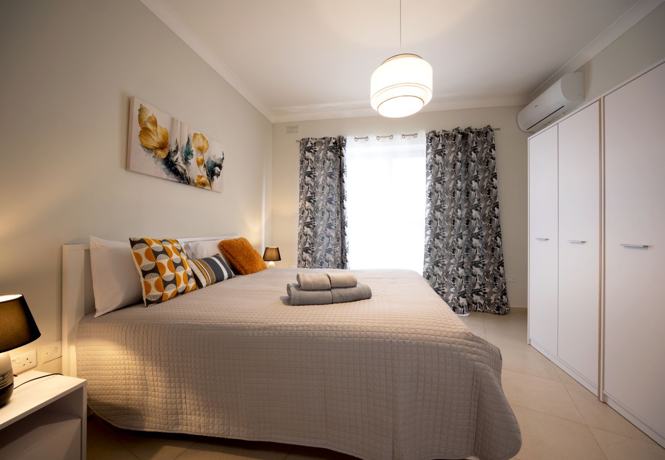 Apartment in Gzira - Seafront beautiful 3 bedroom with balcony KDOU1-1