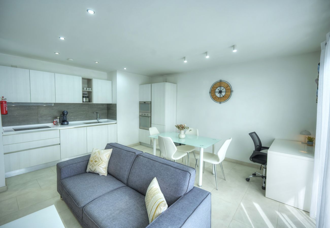 Apartment in Sliema - Seafront bright & spacious 2bedroom, balcony KDEG1-1