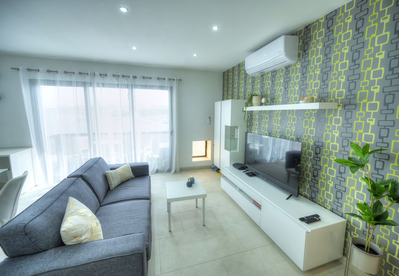 Apartment in Sliema - Seafront bright & spacious 2bedroom, balcony KDEG1-1