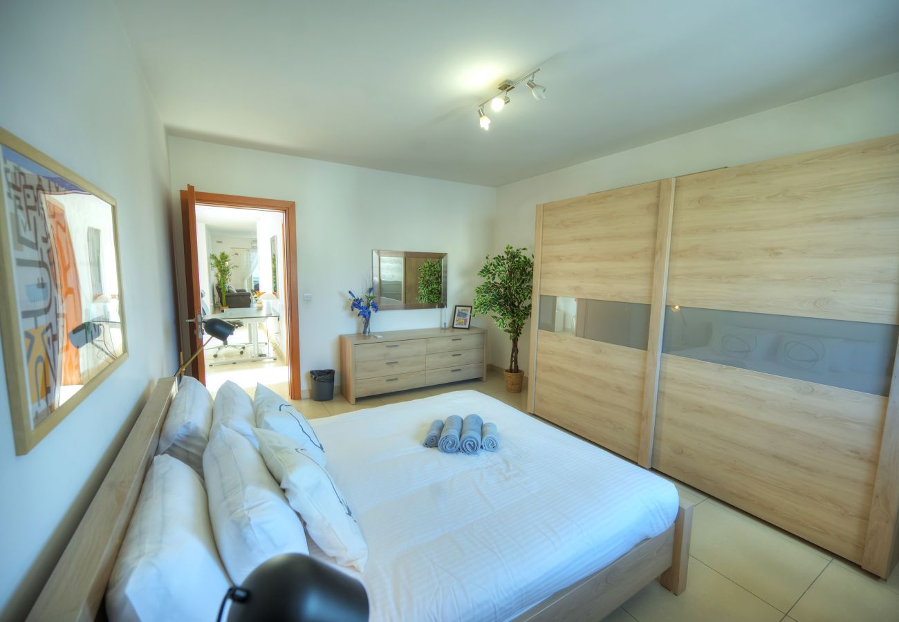 Apartment in Gzira - Bright & spacious 3 bedroom, shared garden JELL1-1