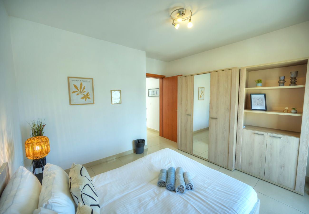 Apartment in Gzira - Bright & spacious 3 bedroom, shared garden JELL1-1