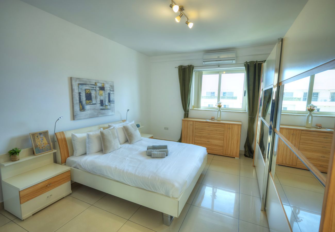 Apartment in Gzira - Bright & spacious 3 bedroom, shared garden JELL1-1