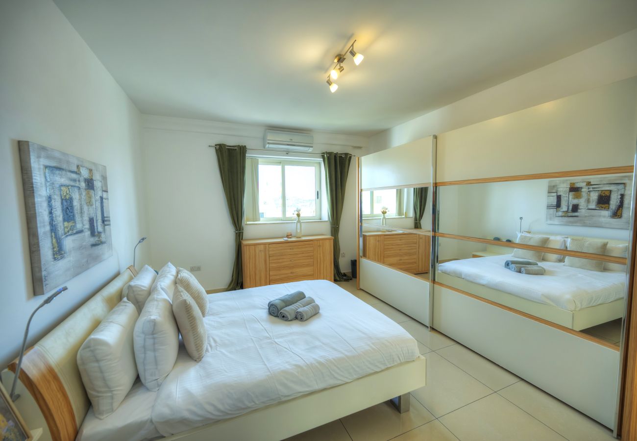 Apartment in Gzira - Bright & spacious 3 bedroom, shared garden JELL1-1