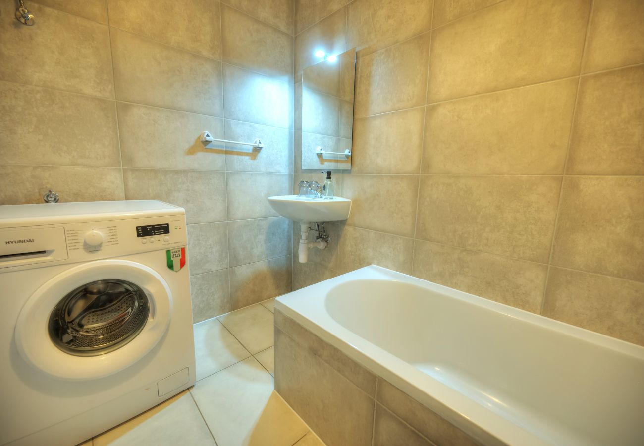Apartment in Gzira - Spacious seafront 2 bedrooms with hot tub GOGZR-5